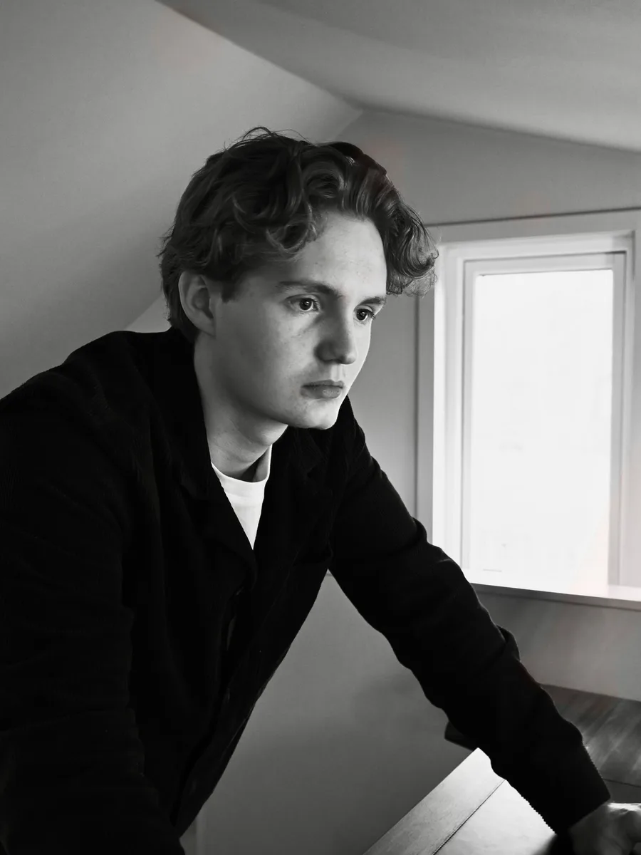 Hugo vid arbetet med en webbplats